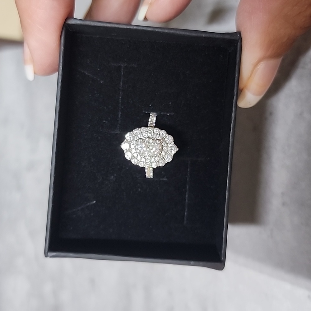 Diamond engagement/ cocktail ring - Picture 2 of 13